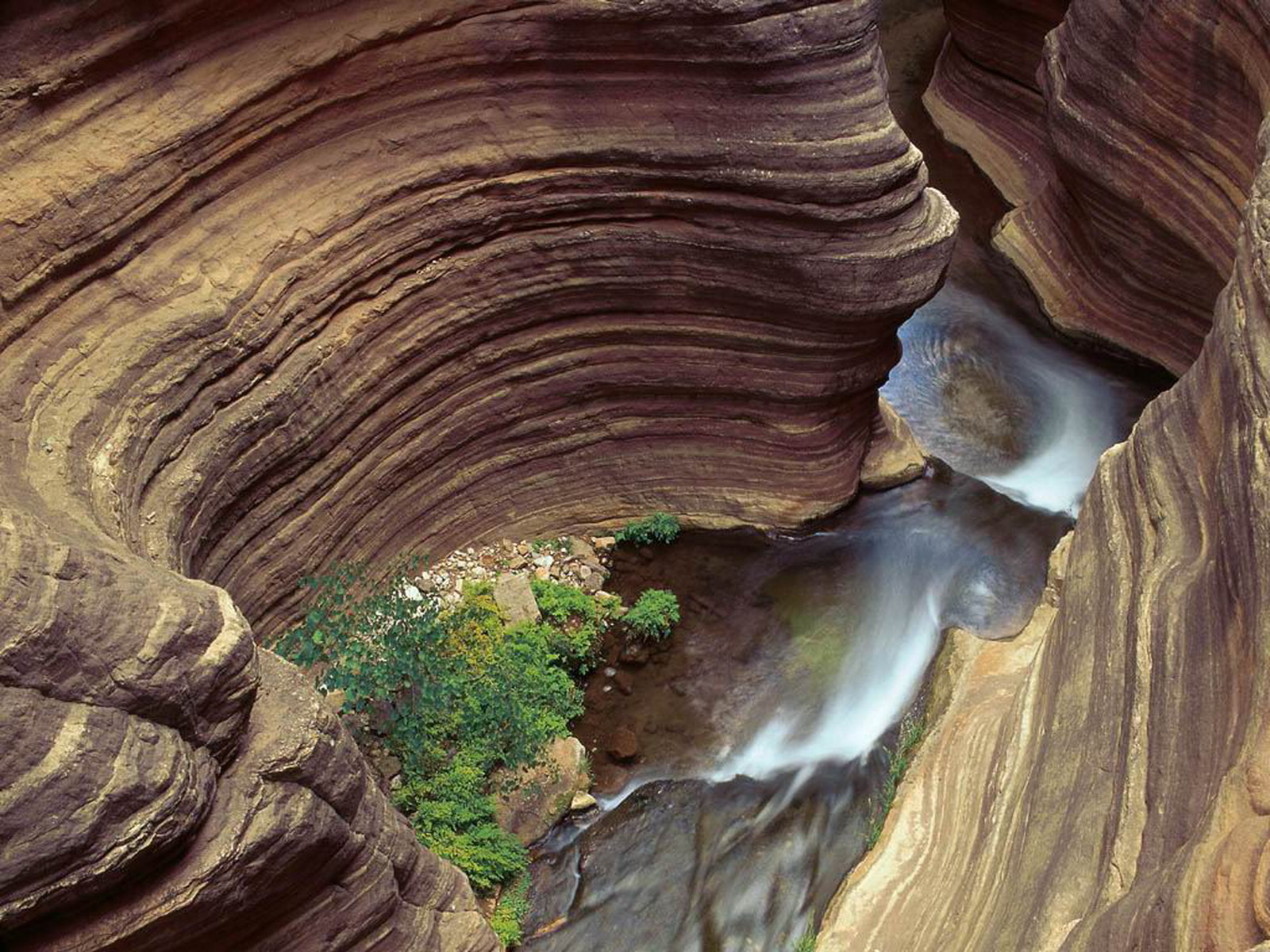 3d обои Водопад в глубоком горном каньоне  вода # 21483