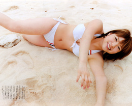 3d обои Огава Макото / Ogawa Makoto в белом купальнике лежит на песке  известные люди
