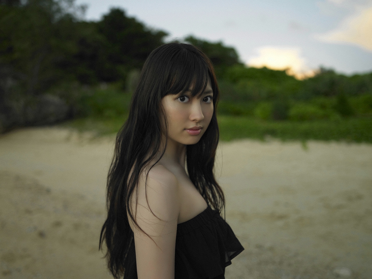 3d обои Коджима Харуна / Kojima Haruna в чёрном платье на пляже  известные люди # 41934