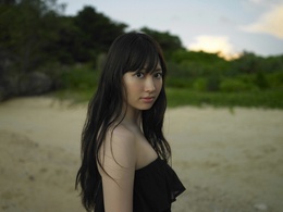 3d обои Коджима Харуна / Kojima Haruna в чёрном платье на пляже  известные люди