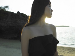 3d обои Коджима Харуна / Kojina Haruna в чёрном платье на пляже смотрит на море  известные люди