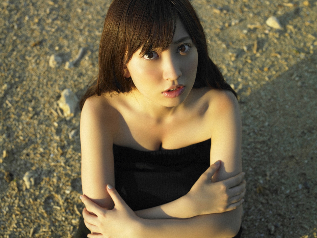 3d обои Коджима Харуна / Kojina Haruna в чёрном платье сидит на песке  известные люди # 41931