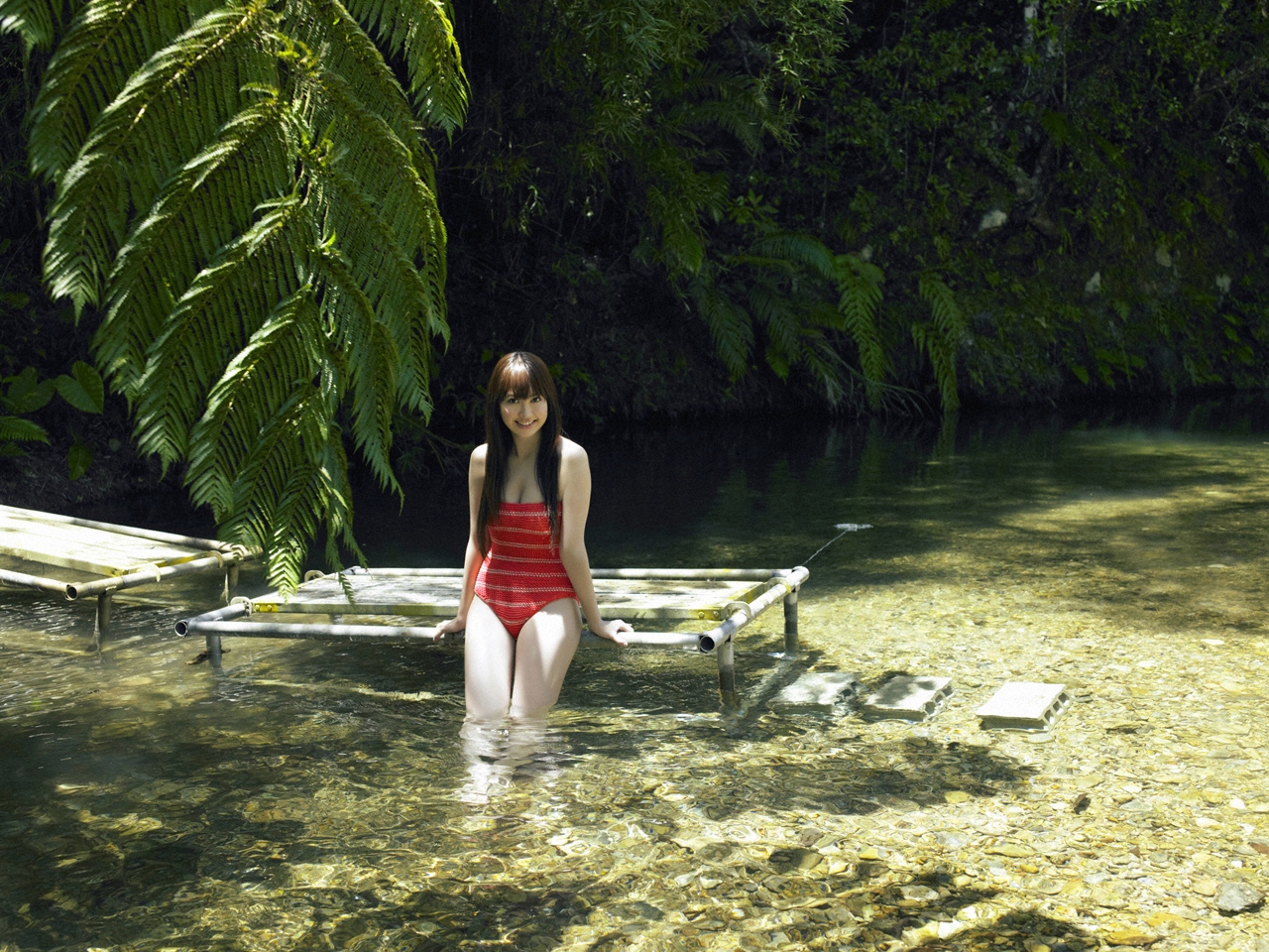 3d обои Коджима Харуна / Kojina Haruna в красном купальнике отпустила ноги в воду  вода # 21477