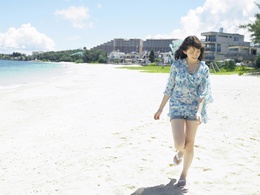 3d обои Коджима Харуна / Kojina Haruna гуляет по пляжу  известные люди