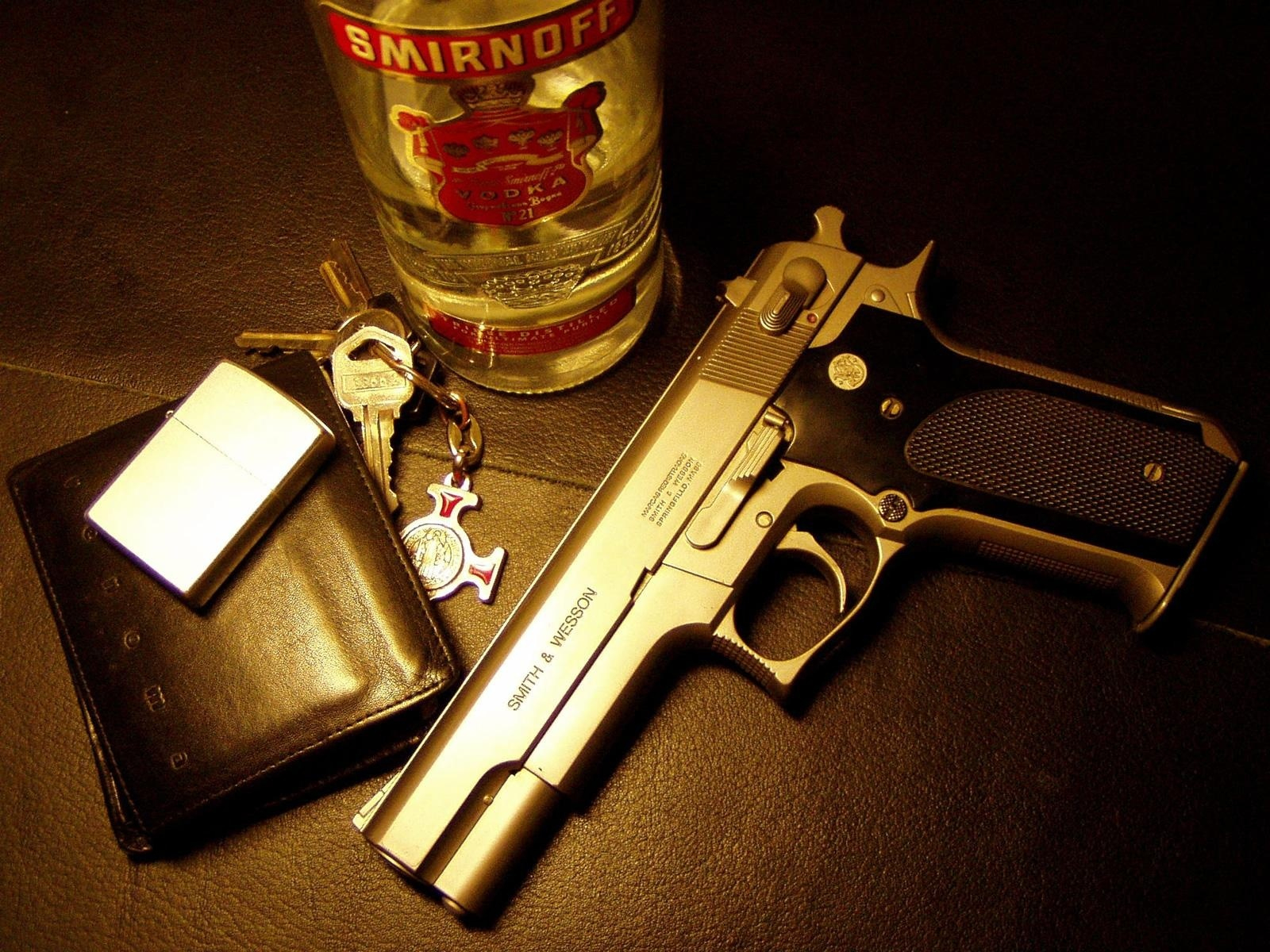 3d обои Последние сборы-зажигалка Zippo, револьвер Smith & Wesson, бумажник, водка Smirnoff, связка ключей  милитари # 53526