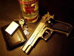 3d обои Последние сборы-зажигалка Zippo, револьвер Smith & Wesson, бумажник, водка Smirnoff, связка ключей  бренд