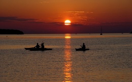 3d обои Смеркается, рыбаки возвращаются  с вечерней зорьки  солнце