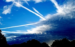 3d обои Голубое небо испещрено следами от пролетевших самолётов  небо