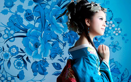 3d обои Японка на фоне голубых цветов  цветы