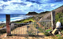 3d обои Старенькие ржавые ворота перегораживают дорогу на пляж  море