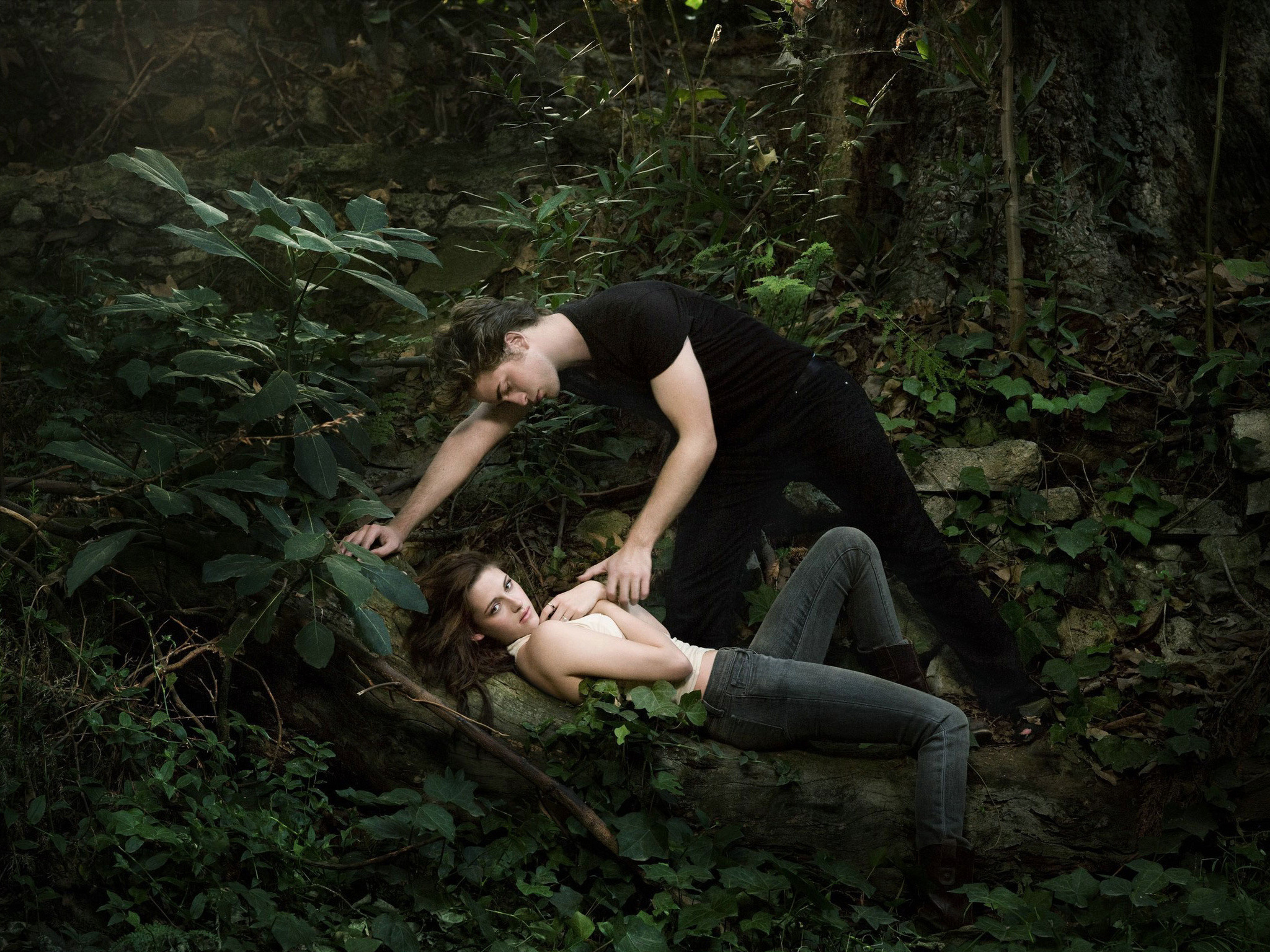 3d обои Белла лежит на бревне прикрывая грудь, а Эдвард склонился над ней фильм Сумерки  кино # 44699
