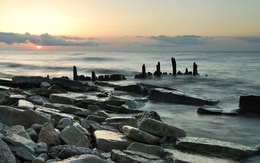 3d обои Море и каменистый берег  солнце