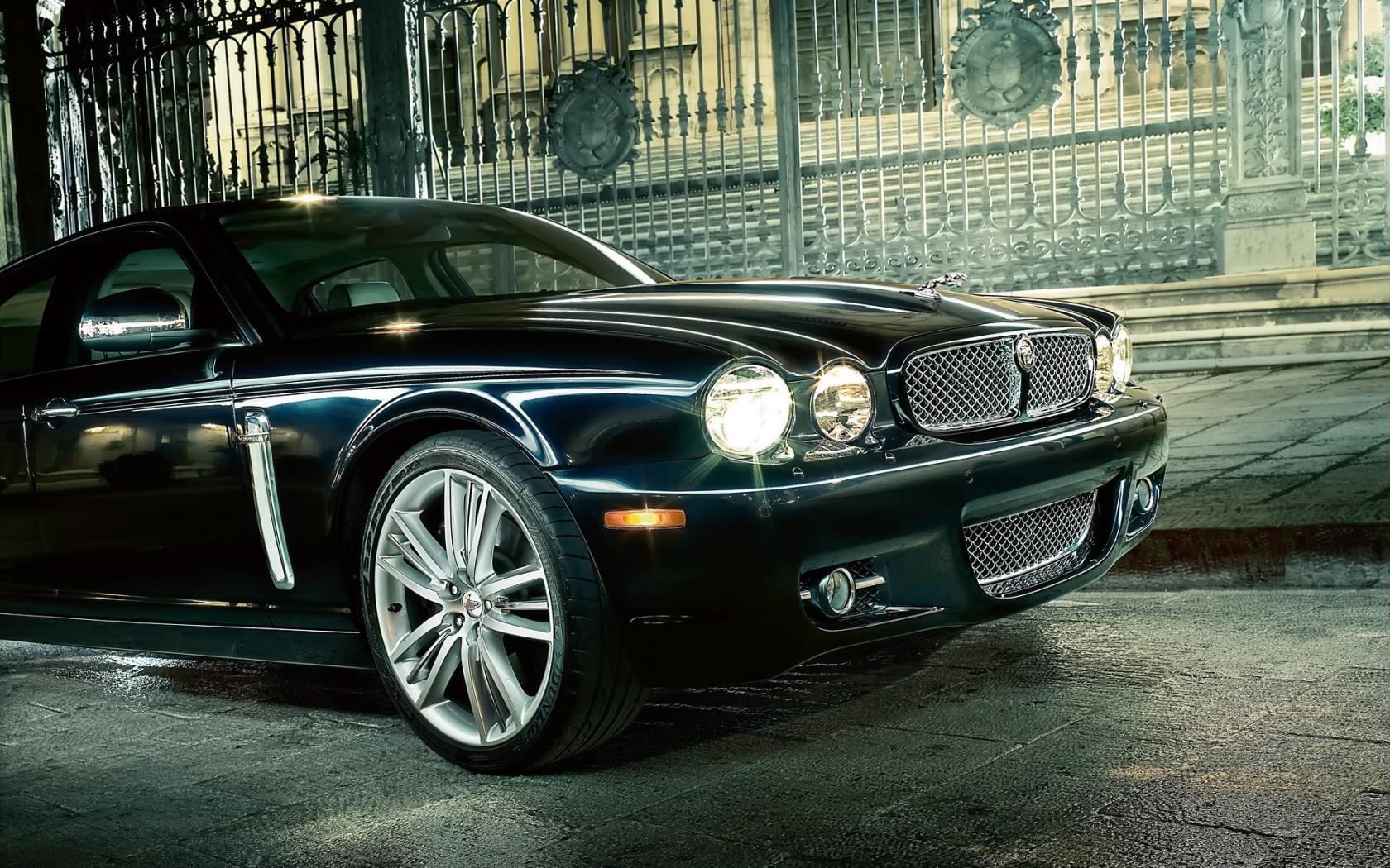 3d обои 2009 Jaguar XJ у забора с ажурными решётками  авто # 18734