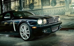3d обои 2009 Jaguar XJ у забора с ажурными решётками  1680х1050