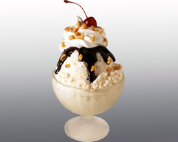 3d обои Мороженое, политое шоколадом с орехами, сверху взбитые сливки и вишенка  1280х1024