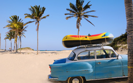 3d обои Старенькая машина, с надувной лодкой наверху, стоит на пляже  авто