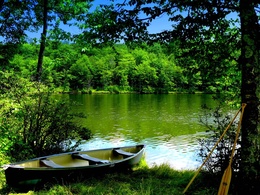 3d обои Лодка на берегу красивого озера  вода