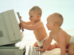 3d обои Два малыша за компьютером  техника