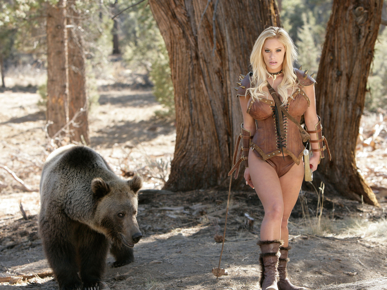3d обои Светловолосая девушка с медведем в лесу  животные # 38080