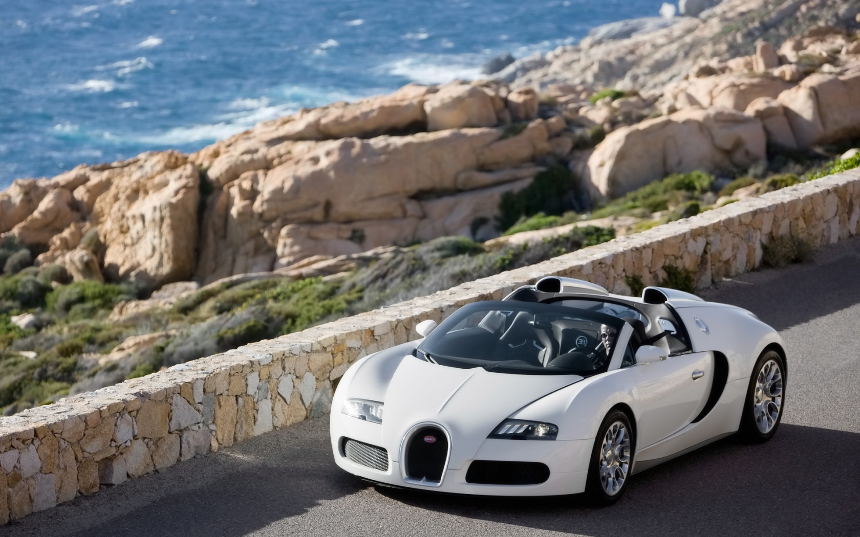 3d обои Bugatti Veyron cabrio едет по дороге, идущей вдоль побережья  море # 55758