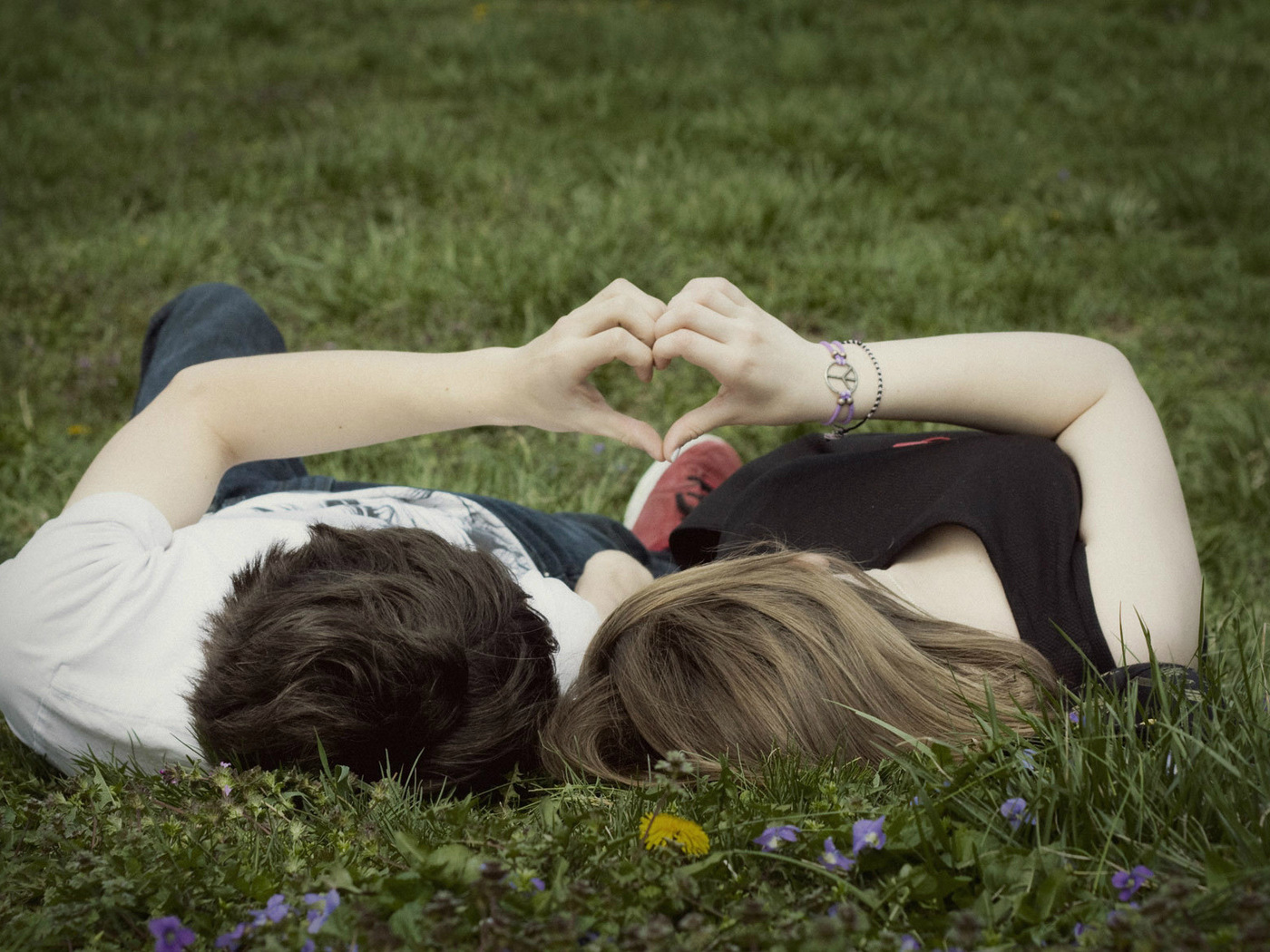 3d обои Парень и девушка лежат на траве. Из рук сделали сердечко  любовь # 51655
