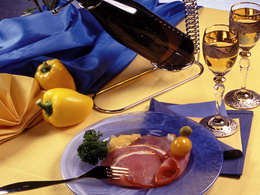 3d обои Тонкие ломтики окорока, жёлтая паприка и бутылка светлого вина  еда