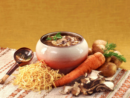 3d обои Русская кухня. Грибной суп с лапшой, рядом с горшочком - домашняя лапша, сушёные белые грибы, морковь, картофель и веточка укропа  еда