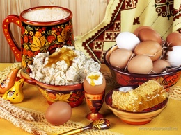 3d обои Русская кухня. Пасха, рядом то, что нужно, чтобы её приготовить-яйца, мёд в сотах, творог  еда