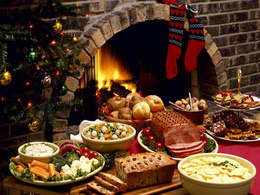 3d обои Рождественский стол, на нём картофельный и другие салаты, выпечка, в том числе и специально приготовленные рождественские звёзды, тут и красивая, сочная ветчина и традиционные пикули и, конечно, праздничное убранство завершает наряженная ёлочка и кам
