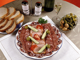 3d обои Ветчина, колбаса, огурцу, помидоры, сельдерей, белое вино, маринованные корнишоны, грибы, оливки, белый и черный хлеб, соль и перец  предметы