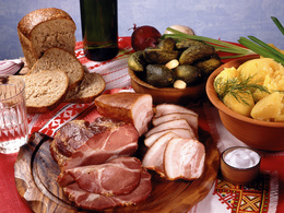 3d обои Подчеревок, нарезанный толстыми пластинами, рядом отварны картошка, солёные огурцы, лук, чёрный хлеб и стакан с водкой.  еда
