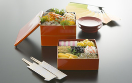 3d обои Две коробки с морской едой (снетки, оливки, кольца кальмара, креветки), два набора палочек, две миски и веер  еда