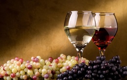 3d обои Два бокала вина с виноградом  еда