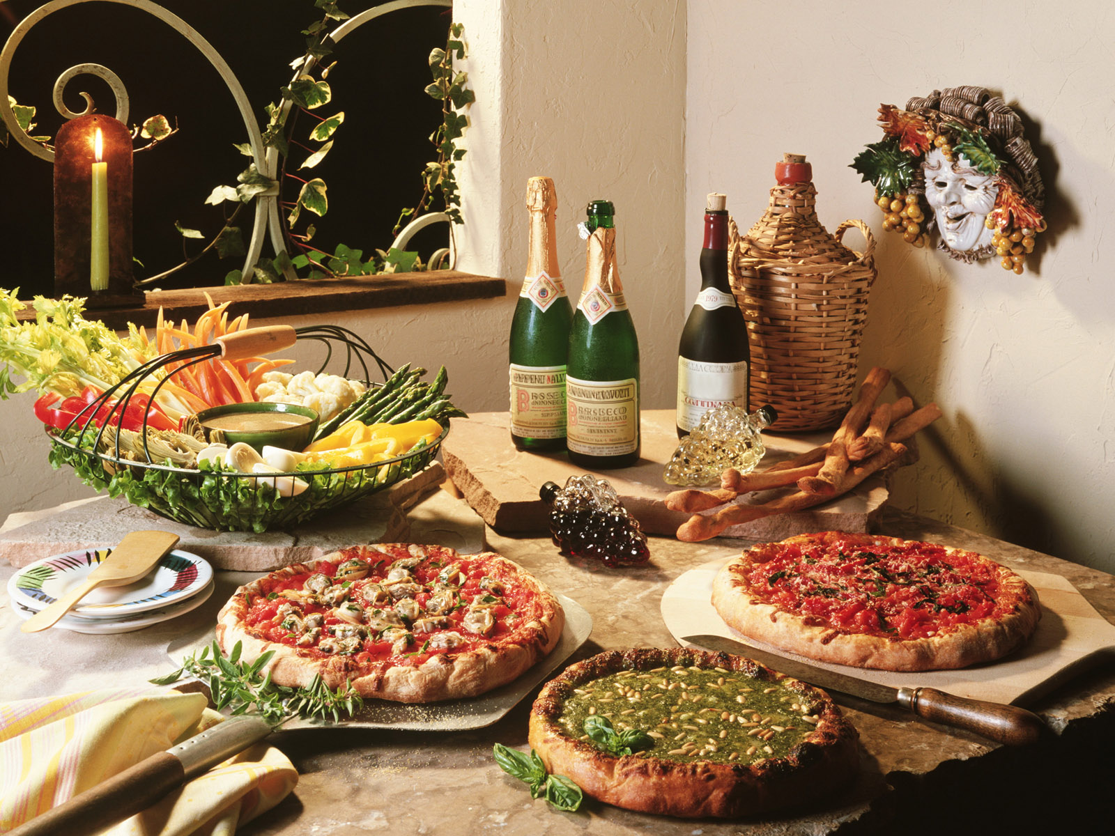 3d обои Самые разнообразные пиццы под хорошее вино в бутылках в виде винограда и при свечах   предметы # 69056