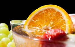 3d обои Напиток с апельсином и клубникой, и виноград  макро