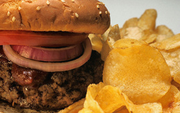 3d обои Гамбургер с котлетой и колбасой, рядом фри  еда