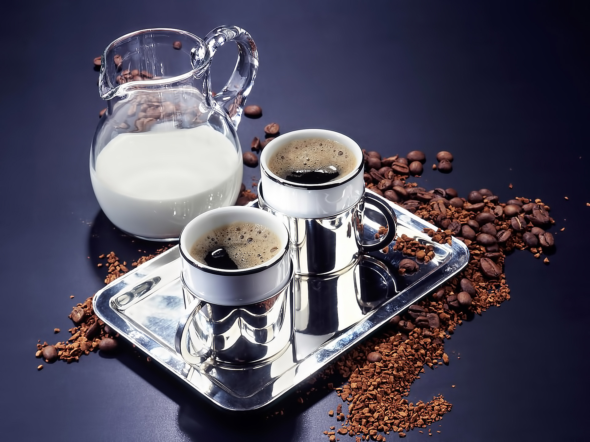 3d обои Две чашки кофе, и стеклянный кувшин с молоком на блестящем подносе, вокруг зерна кофе  1920х1440 # 14686