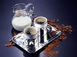 3d обои Две чашки кофе, и стеклянный кувшин с молоком на блестящем подносе, вокруг зерна кофе  предметы