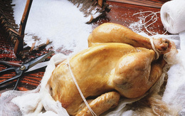 3d обои Процесс приготовления курицы для запекания в духовке, рядом с птицей лежат ножницы, кисточка, нитки и рассыпана соль.  птицы