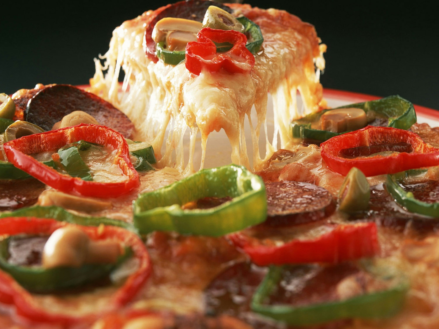 3d обои Пицца с грибами, колбасой, паприкой, сыром, оливками и грибами  1400х1050 # 4778