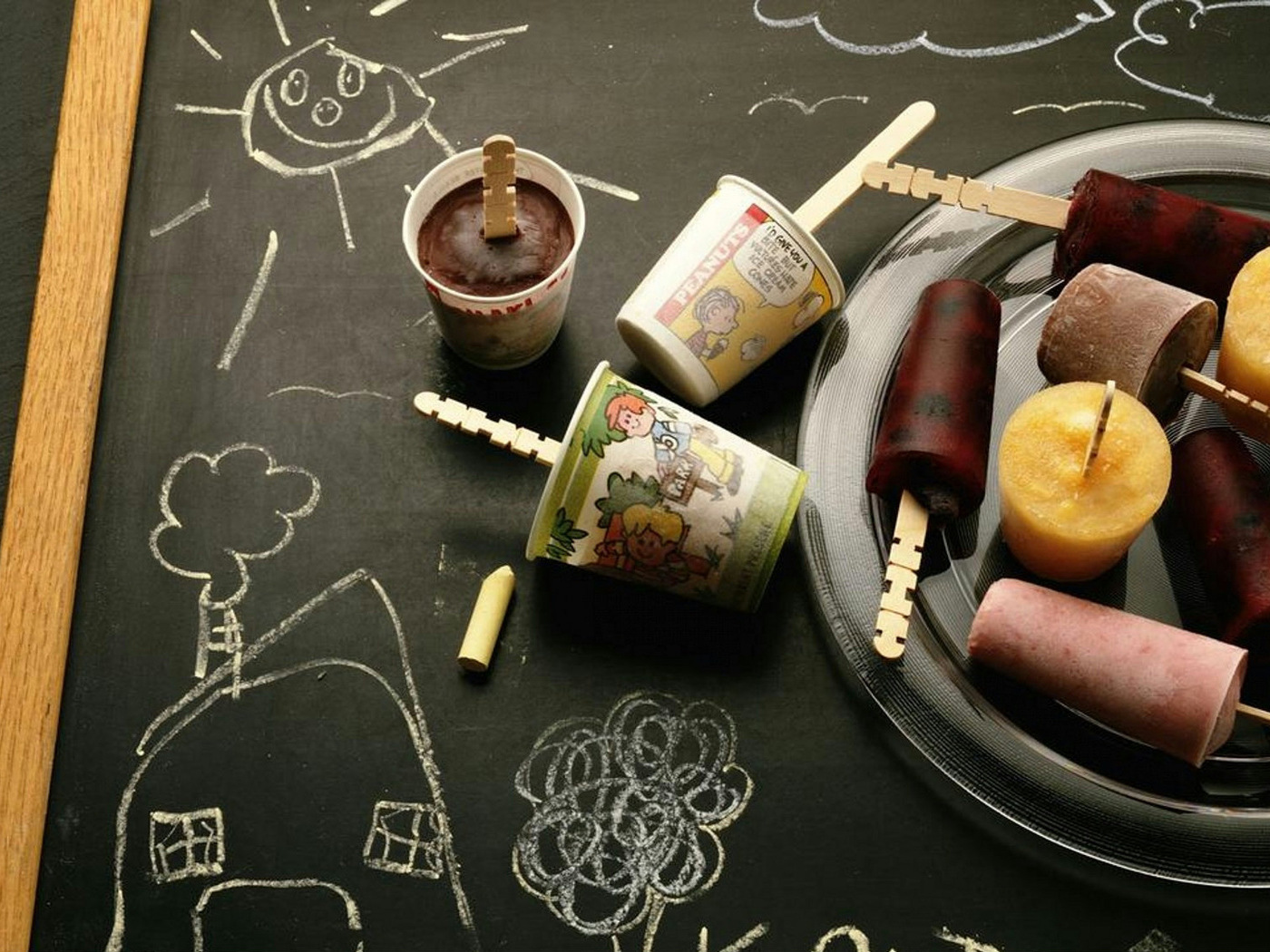 3d обои Разное мороженое лежит на грифельной доске с нарисованными мелом рисунками детей  1400х1050 # 4777