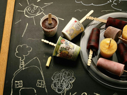 3d обои Разное мороженое лежит на грифельной доске с нарисованными мелом рисунками детей  еда
