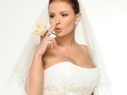 3d обои Анна Семенович в платье невесты и  с розой в руке   цветы