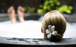 3d обои Девушка лежит в ванной с цветком  в волосах  вода