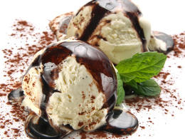 3d обои Сливочное мороженое с корицей  шоколадным соусом и мятой  макро