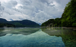 3d обои Горное озеро в окружении гор и леса  вода