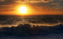 3d обои Красивый закат, к ночи ветер усиливается, поднимая большие волны на море  вода