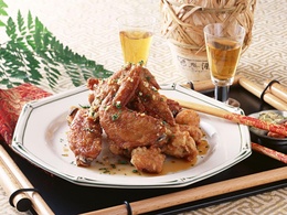 3d обои Куриные крылышки в кляре на подносе с палочкой и рисовой водкой в глиняном кувшине  еда
