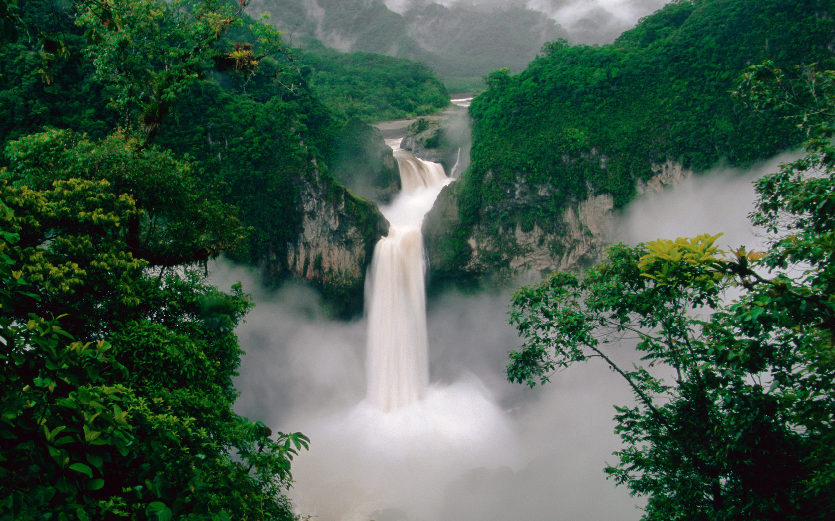3d обои Эквадор, красивый водопад в окружении гор и леса  1680х1050 # 7616