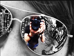 3d обои Отражение фотографа в очках  черно-белые